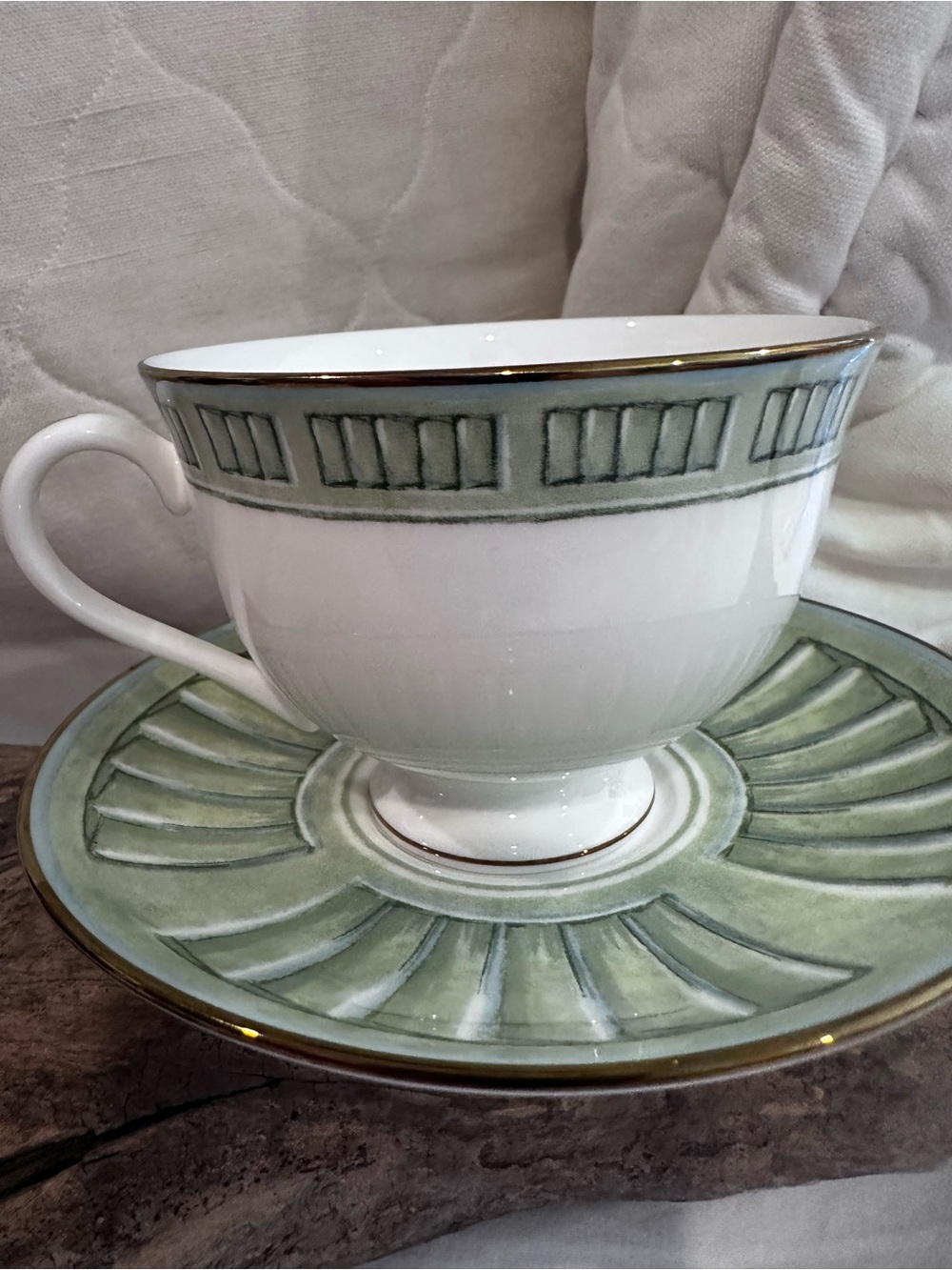 Lenox British Colonial, Green Wooden Slats
Pattern: Shutter